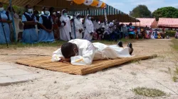 Le père Stephen Otieno Makagutu lors de l'ordination qui a eu lieu à la paroisse catholique St. Peter Claver's Lwak de l'archidiocèse de Kisumu au Kenya. / 