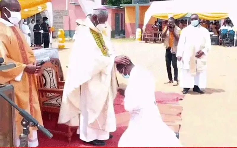 Mgr Anthony Kwami Adanuty, évêque émérite de Keta-Akatsi, impose les mains à l'un des diacres qu'il a ordonnés prêtres pour le diocèse à la paroisse Saint-François d'Assise à Anloga dans la région de la Volta au Ghana, le samedi 17 octobre 2020. Keta-Akatsi DEPSOCOM.