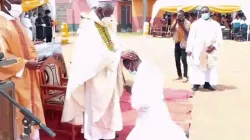 Mgr Anthony Kwami Adanuty, évêque émérite de Keta-Akatsi, impose les mains à l'un des diacres qu'il a ordonnés prêtres pour le diocèse à la paroisse Saint-François d'Assise à Anloga dans la région de la Volta au Ghana, le samedi 17 octobre 2020. / Keta-Akatsi DEPSOCOM.