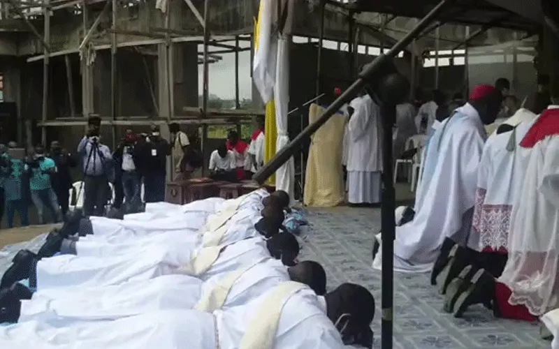 Huit prêtres diocésains du diocèse camerounais de Buea, lors de leur ordination à Molyko, le 16 juillet 2020. / Domaine Public