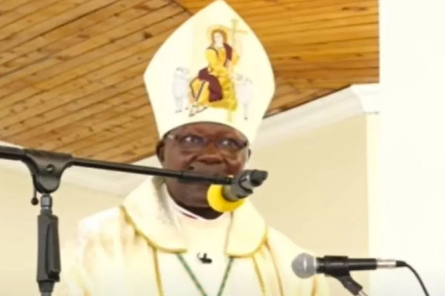 Mgr John Oballa Owaa, évêque du diocèse de Ngong' au Kenya, lors de la profession temporaire et perpétuelle de 10 membres des Sœurs Missionnaires de l'Évangélisation (MSE), le vendredi 22 septembre. Crédit : Capuchin TV