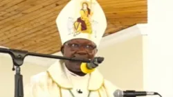 Mgr John Oballa Owaa, évêque du diocèse de Ngong' au Kenya, lors de la profession temporaire et perpétuelle de 10 membres des Sœurs Missionnaires de l'Évangélisation (MSE), le vendredi 22 septembre. Crédit : Capuchin TV / 