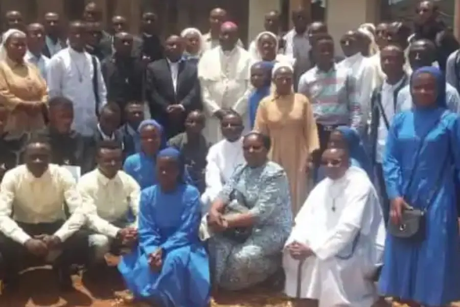 Mgr Melchisedec Sikuli Paluku avec des novices à l'Inter-Noviciat St. Luc dans le diocèse de Butembo-Beni en République Démocratique du Congo (RDC). Crédit : Radio Moto