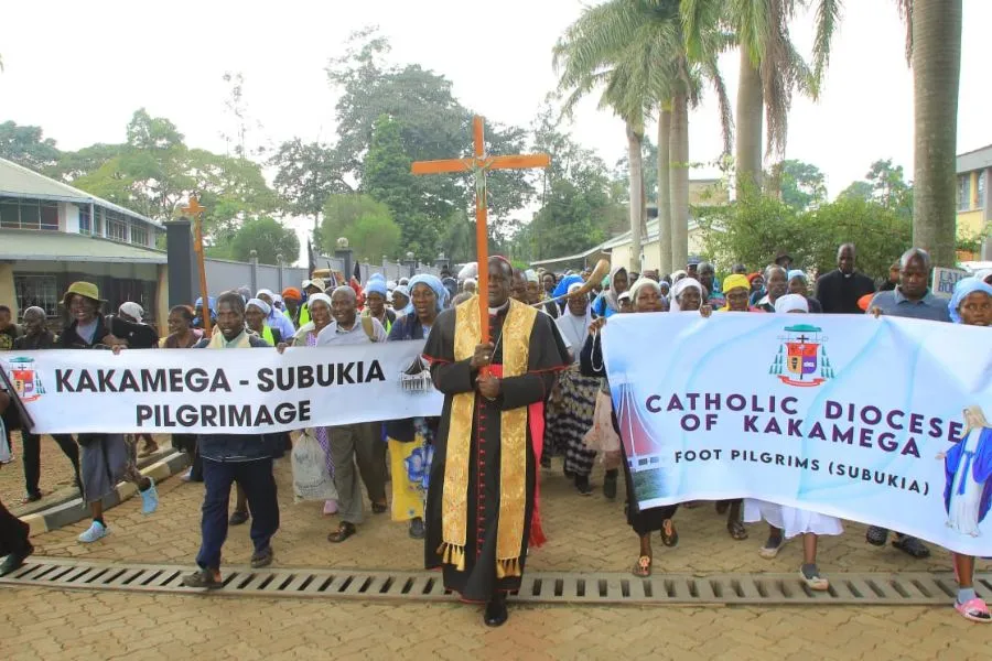 Mgr Joseph Obanyi Sagwe, évêque de Kakamega, conduisant les pèlerins lors d'une marche vers le sanctuaire marial national de Subukia, qui appartient à la Conférence des évêques catholiques du Kenya (KCCB). Crédit : Diocèse de Kakamega