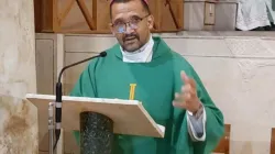 Capture d'écran de Mgr Sithembele Sipuka, évêque du diocèse de Mthatha en Afrique du Sud, lors de la messe inaugurale du cardinal Stephen Brislin. Crédit : Conférence des évêques catholiques d'Afrique australe (SACBC) / 