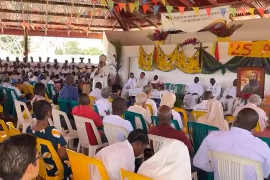 Mgr Alberto Vera Aréjula, évêque du diocèse de Nacala, s'adressant au personnel et aux étudiants lors du 25e anniversaire de l'Institut polytechnique de la communauté des femmes, une institution placée sous les auspices des Soeurs Missionnaires Comboniennes (SMC) au Mozambique. Crédit : Diocèse de Nacala