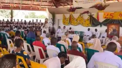 Mgr Alberto Vera Aréjula, évêque du diocèse de Nacala, s'adressant au personnel et aux étudiants lors du 25e anniversaire de l'Institut polytechnique de la communauté des femmes, une institution placée sous les auspices des Soeurs Missionnaires Comboniennes (SMC) au Mozambique. Crédit : Diocèse de Nacala / 