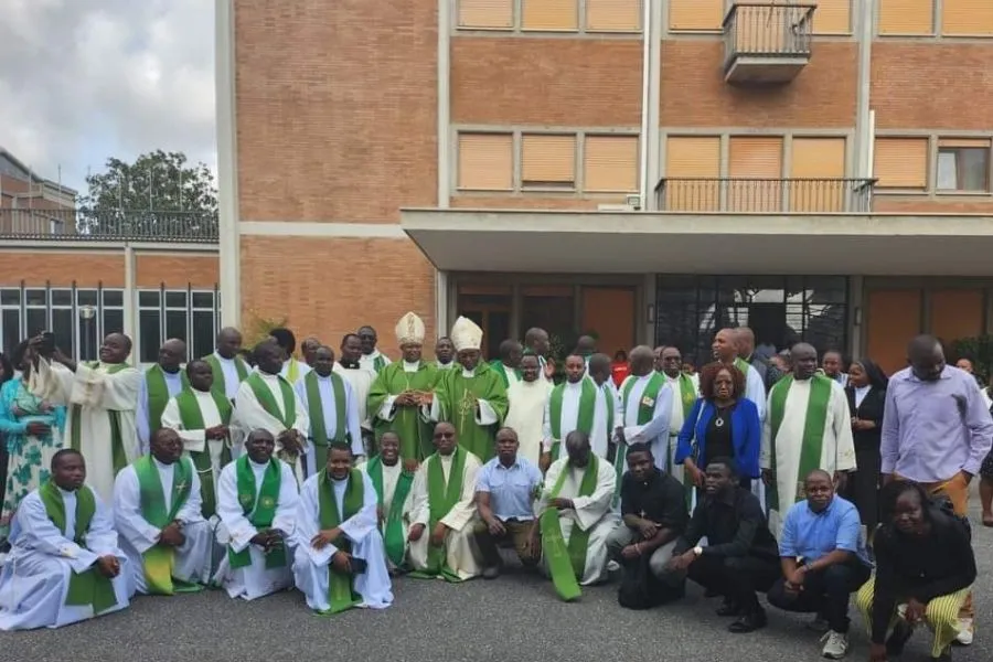 Mgr Anthony Muheria (à gauche) et Mgr Martin Kivuva (à droite) entourés de membres des prêtres, religieux et séminaristes kényans (KPRS) à Rome, et de la communauté catholique kényane à Rome (KCCR) au Collegio San Paulo à Rome, le 15 octobre 2023. Crédit : Wakenya Wakatoliki Roma (KCCR)