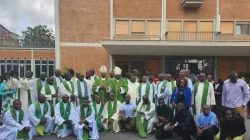 Mgr Anthony Muheria (à gauche) et Mgr Martin Kivuva (à droite) entourés de membres des prêtres, religieux et séminaristes kényans (KPRS) à Rome, et de la communauté catholique kényane à Rome (KCCR) au Collegio San Paulo à Rome, le 15 octobre 2023. Crédit : Wakenya Wakatoliki Roma (KCCR) / 