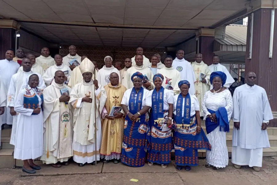 Mgr Solomon Amanchukwu Amatu avec des membres du clergé du diocèse d'Okigwe. Crédit : Diocèse d'Okigwe / 