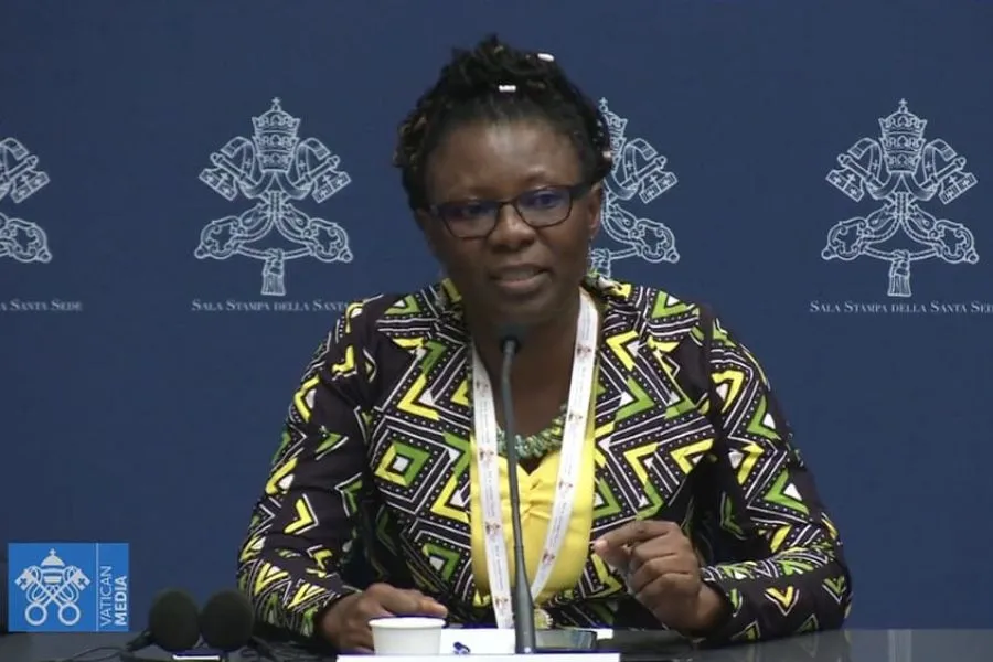 Dr Norah Nonterah, déléguée du Ghana au Synode sur la synodalité, lors de la conférence de presse des délégués du Synode, le mercredi 25 octobre. Cerdit : Vatican Media