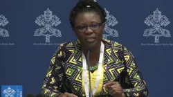 Dr Norah Nonterah, déléguée du Ghana au Synode sur la synodalité, lors de la conférence de presse des délégués du Synode, le mercredi 25 octobre. Cerdit : Vatican Media / 