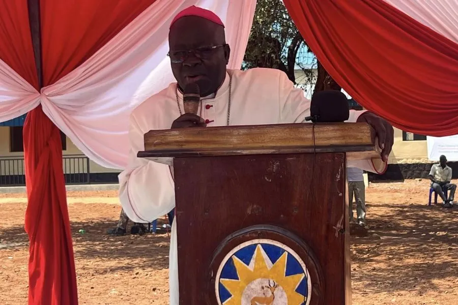 Mgr Matthew Remijio Adam, évêque du diocèse catholique de Wau au Soudan du Sud, lors de l'inauguration d'un service de maternité rénové à l'hôpital universitaire de Wau (WTH), le mercredi 25 octobre. Crédit : Sarah Cleto Rial Gouverneur de l'État du Bahr el Ghazal occidental/Facebook