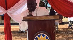 Mgr Matthew Remijio Adam, évêque du diocèse catholique de Wau au Soudan du Sud, lors de l'inauguration d'un service de maternité rénové à l'hôpital universitaire de Wau (WTH), le mercredi 25 octobre. Crédit : Sarah Cleto Rial Gouverneur de l'État du Bahr el Ghazal occidental/Facebook / 