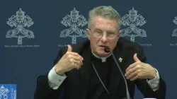 Une capture d'écran de Mgr Timothy Paul Broglio lors de la réunion d'information du mercredi 25 octobre à Rome. Crédit : Vatican Media / 