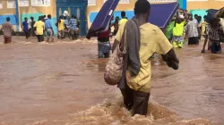 Des habitants de la région de Luuq en Somalie quittent leurs maisons à la recherche d'un abri sûr. Crédit : Trócaire / 