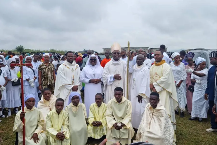 Mgr Ignatius Ayau Kaigama après la messe dans la zone pastorale du Saint-Esprit de l'archidiocèse d'Abuja. Crédit : Archidiocèse d'Abuja