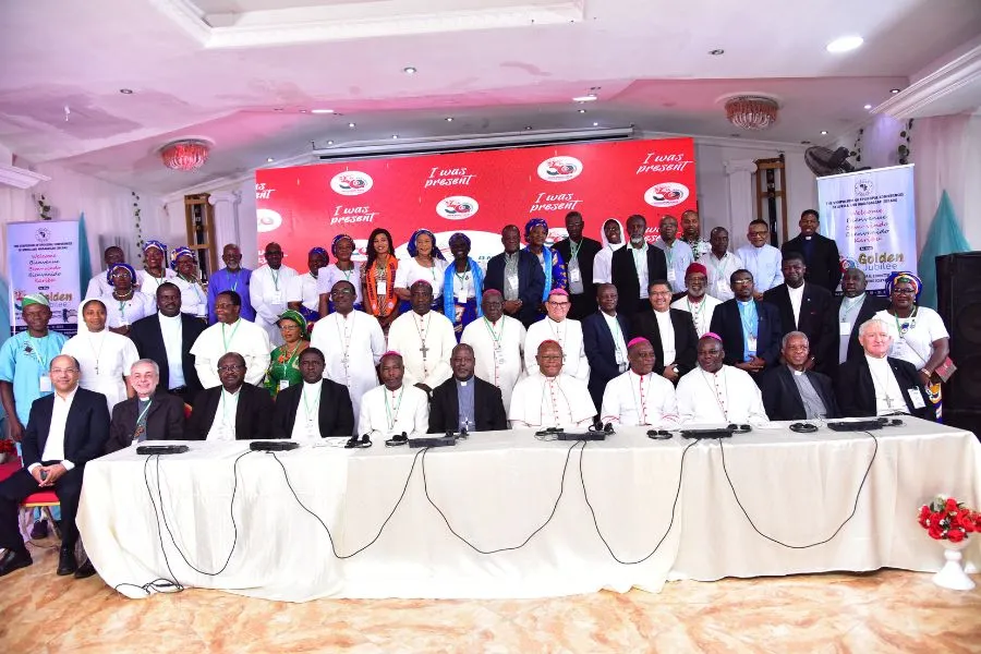 Des membres du Comité permanent du Symposium de la Conférence épiscopale d'Afrique et de Madagascar (SCEAM) avec des délégués lors de la célébration du Jubilé d'or du Comité épiscopal panafricain pour les communications sociales (CEPACS) à Lagos, au Nigéria. Crédit : CEPACS