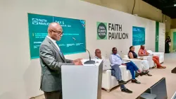 Le père Charles Chilufya S.J, directeur du réseau jésuite pour la justice et l'écologie en Afrique, ouvre la session sur la nécessité d'une approche éclairée par l'éthique pour parvenir à la justice dans l'exploitation minière et faciliter une transition juste, au pavillon de la foi de la COP 28. Crédit : JENA/PACJA / 