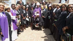 Mgr Anselm Umoren avec un membre de l'Association nationale des avocats catholiques (NACL) dans l'archidiocèse d'Abuja au Nigeria. Crédit : Archidiocèse d'Abuja / 