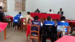 Mgr Melchisedec Sikuli Paluku, évêque du diocèse catholique de Butembo-Beni, s'adressant aux observateurs électoraux. Crédit : Radio Moto / 