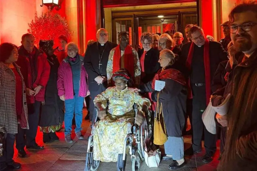 Margaret et Dominic Attah avec l'archevêque John Wilson de Southwark et la directrice nationale du Royaume-Uni, Caroline Hull, devant la cathédrale St George, à Londres. Crédit : AED