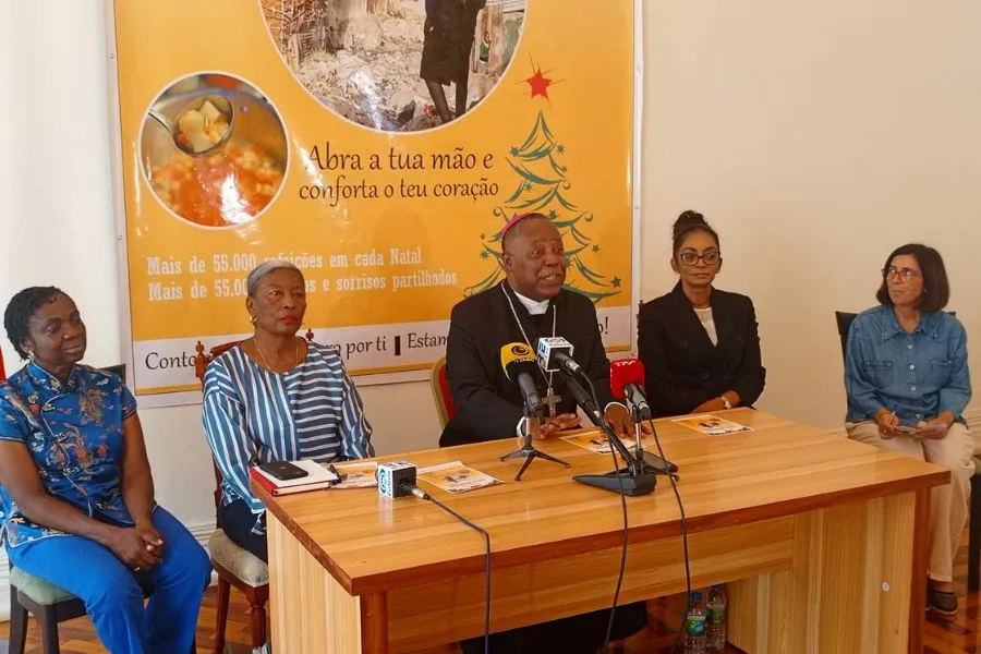 Mgr Filomeno do Nascimento Vieira Dias avec des laïques de l'archidiocèse de Luanda lors du lancement de la sixième édition du Noël solidaire 2023. Crédit : Archidiocèse de Luanda