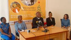 Mgr Filomeno do Nascimento Vieira Dias avec des laïques de l'archidiocèse de Luanda lors du lancement de la sixième édition du Noël solidaire 2023. Crédit : Archidiocèse de Luanda / 