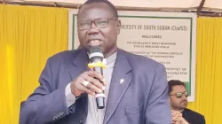 Mgr Santo Loku Pio s'adressant aux étudiants de l'Université catholique du Soudan Sud. Crédit : Kerbino Kuel Deng, ACI Afrique / 