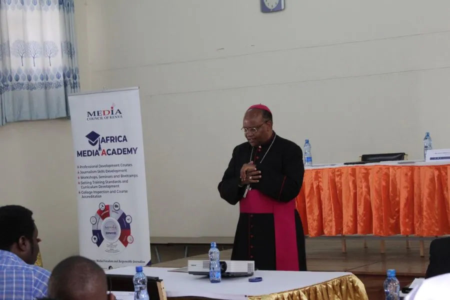 Mgr Anthony Muheria s'adressant aux coordinateurs de la communication, aux directeurs de radio et aux gestionnaires lors de la première journée de l'assemblée générale annuelle (AGA) et de la formation sur l'adaptation au changement climatique au centre JJ McCarthy à Nairobi. Crédit : ACI Afrique