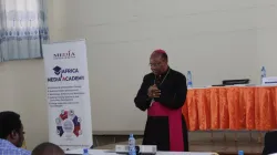 Mgr Anthony Muheria s'adressant aux coordinateurs de la communication, aux directeurs de radio et aux gestionnaires lors de la première journée de l'assemblée générale annuelle (AGA) et de la formation sur l'adaptation au changement climatique au centre JJ McCarthy à Nairobi. Crédit : ACI Afrique / 