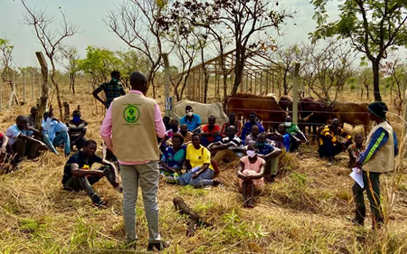 Des travailleurs communautaires de Don Bosco Refugee Services Palabek emmènent des réfugiés à Palabek Refugee Settlement à travers des cours d'agriculture en vue du projet agroalimentaire `` Rebuilding Lives '' Fr. Lazar Arasu / Don Bosco Refugee Services Palabek