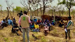 Des travailleurs communautaires de Don Bosco Refugee Services Palabek emmènent des réfugiés à Palabek Refugee Settlement à travers des cours d'agriculture en vue du projet agroalimentaire `` Rebuilding Lives '' / Fr. Lazar Arasu / Don Bosco Refugee Services Palabek