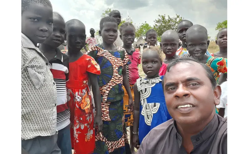 Le père Lazar Arasu avec des enfants au centre Don Bosco Palabek dans l'archidiocèse de Gulu en Ouganda P. Lazar Lazar/ Don Bosco Regee Services Palabek