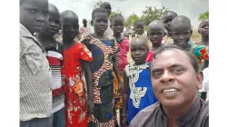 Le père Lazar Arasu avec des enfants au centre Don Bosco Palabek dans l'archidiocèse de Gulu en Ouganda / P. Lazar Lazar/ Don Bosco Regee Services Palabek