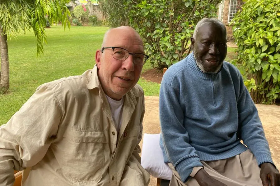 Le journaliste Paul de Schipper sur une photo récente avec feu l'évêque Paride Taban du diocèse catholique de Torit au Soudan Sud. Paul de Schipper a écrit le livre "Taban the Peacemaker" qui a permis à l'évêque Paride de remporter le prix Roosevelt Four Freedoms 2018 Crédit : Paul de Schipper