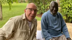 Le journaliste Paul de Schipper sur une photo récente avec feu l'évêque Paride Taban du diocèse catholique de Torit au Soudan Sud. Paul de Schipper a écrit le livre "Taban the Peacemaker" qui a permis à l'évêque Paride de remporter le prix Roosevelt Four Freedoms 2018 Crédit : Paul de Schipper / 