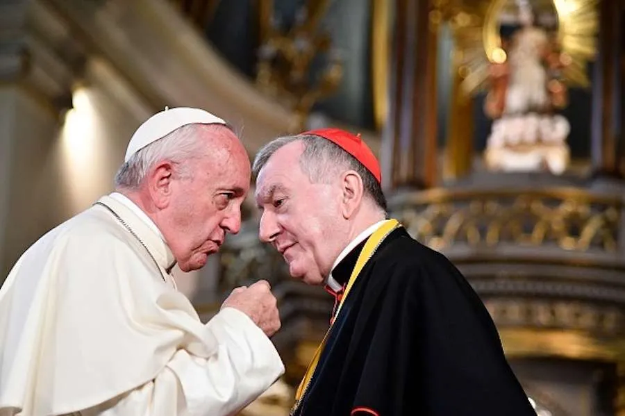 Le pape François (à gauche), avec le cardinal Pietro Parolin, secrétaire d'État du Vatican. / Daniel Ibanez/CNA