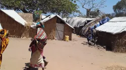 Les femmes et les enfants dans un camp à Pemba. / Denis Hurley Peace Institute de la Conférence des évêques catholiques d'Afrique australe.