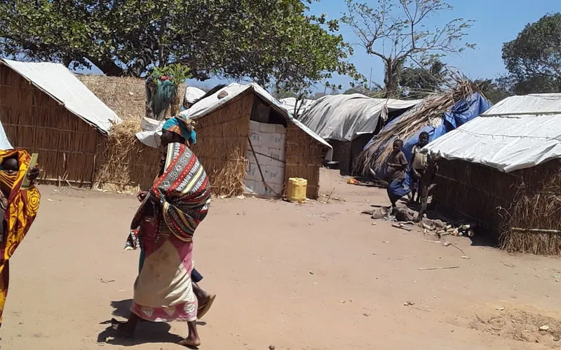 Les femmes et les enfants dans un camp à Pemba. / Denis Hurley Peace Institute de la Conférence des évêques catholiques d'Afrique australe.