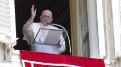 Le pape François bénit la foule depuis une fenêtre donnant sur la place Saint-Pierre à la fin de son discours de l'Angélus du dimanche, le 13 août 2023. | Vatican Media. / 