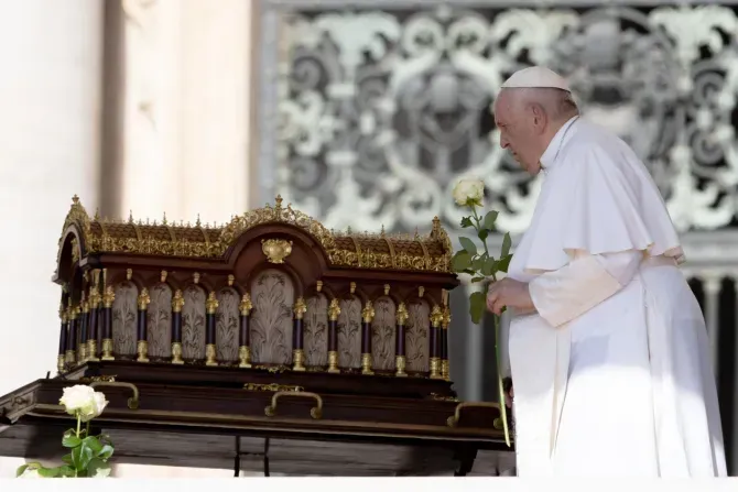 Le pape François a prié devant une relique de sainte Thérèse de Lisieux au début de son audience générale sur la place Saint-Pierre, et peu avant de se rendre à l'hôpital pour une opération abdominale, le 7 juin 2023. | Daniel Ibanez/CNA