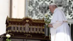 Le pape François a prié devant une relique de sainte Thérèse de Lisieux au début de son audience générale sur la place Saint-Pierre, et peu avant de se rendre à l'hôpital pour une opération abdominale, le 7 juin 2023. | Daniel Ibanez/CNA / 