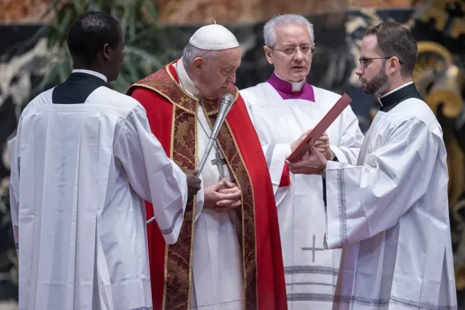 Le pape François a prié pour le repos des âmes du pape Benoît XVI et des cardinaux et évêques décédés au cours de l'année écoulée lors d'une messe dans la basilique Saint-Pierre le 3 novembre 2023. | Daniel Ibanez/CNA