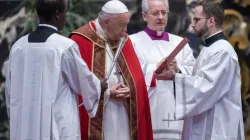 Le pape François a prié pour le repos des âmes du pape Benoît XVI et des cardinaux et évêques décédés au cours de l'année écoulée lors d'une messe dans la basilique Saint-Pierre le 3 novembre 2023. | Daniel Ibanez/CNA / 