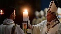 Le pape François allume un cierge lors de la messe de la Vigile pascale dans la basilique Saint-Pierre, le 3 avril 2021. / Vatican Media/CNA