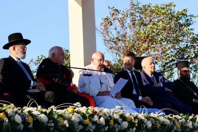 Le pape François s'exprime lors d'une réunion avec les chefs religieux locaux au mémorial dédié aux marins et aux migrants perdus en mer, lors de la première visite de deux jours à Marseille, France, 22 septembre 2023. | Crédit photo : Daniel Ibañez/CNA