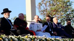 Le pape François s'exprime lors d'une réunion avec les chefs religieux locaux au mémorial dédié aux marins et aux migrants perdus en mer, lors de la première visite de deux jours à Marseille, France, 22 septembre 2023. | Crédit photo : Daniel Ibañez/CNA / 