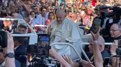 Le Pape François se fraye un chemin parmi des milliers de personnes en se rendant à la cérémonie d'accueil des Journées Mondiales de la Jeunesse à Lisbonne, au Portugal, le 3 août 2023. | Crédit photo : Pablo Pilco/EWTN News / 