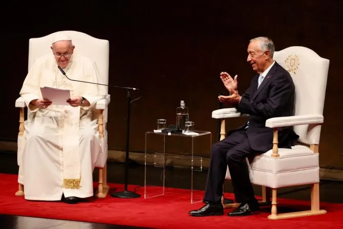 Le pape François rencontre le président du Portugal, Marcelo Rebelo de Sousa, au centre culturel Belém à Lisbonne, à son arrivée pour les Journées Mondiales de la Jeunesse, le 2 août 2023. | Crédit photo : Daniel Ibañez/CNA